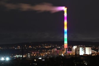Wirbel um Chemnitzer Kraftwerk: Aus für Aussichtsplattform auf der Esse und drohender Ärger mit dem Denkmalschutz - Das einstige Chemnitzer Heizkraftwerk mit seiner bunten Esse ist zum Wahrzeichen geworden. Auch wenn dort seit Monaten kein Qualm mehr aufsteigt, soll der gut 300 Meter hohe Schornstein nachts weiterhin leuchten. Für eine Aussichtsplattform sieht ein Gutachten jedoch wenig Chancen.