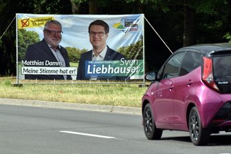 Wirbel um Wahlplakate - Umstrittenes Plakat zur Landratswahl in Mittelsachsen an der B 169 in Frankenberg: CDU-Mitglied Matthias Damm spricht sich für den Kandidaten Sven Liebhauser aus. Am Revers tragen sowohl der scheidende Landrat als auch der Kandidat das Wappen des Landkreises.