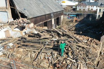 Wird abgebrannter Mülsener Gasthof zu einem Tor in die weite Welt? - Daniel Seumel im März 2022 in den Trümmern des alten Gasthofs.