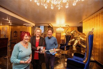 Wird am Urlaub schon gespart? Was Vogtlands Hoteliers sagen - Stammgäste im Hotel Alexandra: Barbara und Ljubi Milenkovic kommen einmal im Jahr nach Plauen. Hotelchefin Alexandra Glied (Mitte) hofft, von steigenden Flugpreisen zu profitieren. 