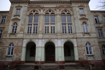 Wird aus dieser früheren Zwickauer Schule eine Jugendherberge? - Obwohl das Gebäude seit Jahren leer steht, ist das Eingangsportal ist noch immer eindrucksvoll.