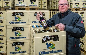 Wird aus Olbernhauer Brauerei bald eine Whisky-Destillerie? - Vom beliebten Olbernhauer Weihnachtsbier hat Peter Tippmann noch wenige Kästen als Restbestand im Lager.