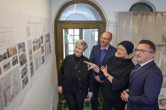Wird das noch etwas mit dem Marstall in Waldenburg? - Die Landtagsabgeordnete Daniela Pfeifer, Bürgermeister Jörg Götze, Sabine Tauscher und der Bundestagsabgeordnete Karsten Körber (von links) sehen sich die Pläne für den Marstall an.