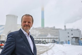 Wird die Chemnitzer Esse nach dem Kohleausstieg zur höchsten Aussichtsplattform Deutschlands? - Andreas Schultheiß verbrachte nahezu sein gesamtes Berufsleben im Chemnitzer Heizkraftwerk, das für seinen bunten Schornstein über die Stadt hinaus bekannt ist. Am Donnerstag ging die mit Braunkohle befeuerte Anlage für immer außer Betrieb. Doch für das Areal gibt es schon die nächsten Pläne.