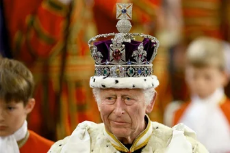 Wird die Krone den Briten zu teuer? - König Charles III. trägt die Imperial State Crown am Tag der Eröffnung des Parlaments im Palace of Westminster.