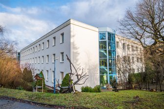 Wird diese Flüchtlingsunterkunft im Erzgebirge erweitert? Kontroverse Debatte bei Sondersitzung - Sollen in der alten Berufsschule in Bad Schlema künftig mehr unbegleitete, minderjährige Flüchtlinge leben?