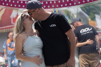 Wird es ein Junge oder ein Mädchen? Gender-Reveal beim Kät-Feuerwerk am Himmel über Annaberg - Schausteller Seppel Müller und seine Frau Marie Göbel erwarten ihr zweites Kind.
