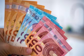 Wird es für Erzgebirger teurer? Städte müssen Umsatzsteuer ab 2025 erheben - Tiefer in die Tasche zu greifen, könnte es ab Januar 2025 heißen. Dann müssen die Kommunen auf vieles Mehrwertsteuer erheben.