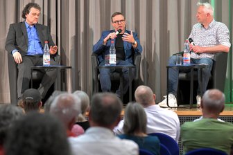 Wird Freiberg zur Nachrichtenwüste? Fünf Antworten aus der Debatte - Medienwissenschaftler Lutz Hagen, Chefredakteur Torsten Kleditzsch und Moderator Peter Stawowy (v. l.) auf dem Podium der Alten Mensa in Freiberg.