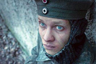 Wird "Im Westen nichts Neues" der nächste oscar-gekrönte deutsche Film? - Der österreichische Schauspieler Felix Kammerer als Jungsoldat Paul in einer Szene des Films "Im Westen nichts Neues". Die deutsche Netflix-Produktion könnte am Sonntag zu den großen Gewinnern bei der Oscar-Verleihung gehören.