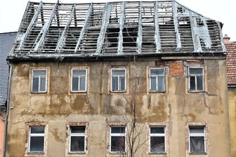 Wird in Hainichen das Problemhaus an der Marktstraße nun abgerissen? - Von diesem Haus am Übergang der Marktstraße zur Straße Am Damm in Hainichen waren Teile abgestürzt.