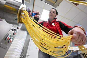 Wird in Taura bald Spaghetti-Kochen unterrichtet? - Diana Grincho bei der Herstellung von Spaghetti in der Nudelmanufaktur in Taura.