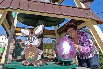 Wird Reichenbach zur Osterhochburg? - Steffi Waldenburger, Chefin des Heimatvereins, testet schon mal die Optik der Osterpyramide. Das große Ei muss bis zum Fest warten.