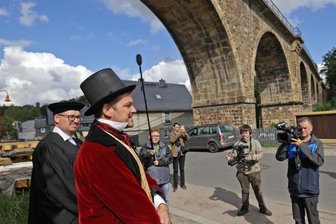 Wird Rödlitz schönstes Dorf Sachsens? - Halt am Viadukt, das als Wahrzeichen von Rödlitz gilt: Fürst Otto Viktor (alias Patrick Bochmann vom Geschichtsverein) sowie Pfarrer und Lehrer Professor Keil (alias Ortschronist Axel Höfer) geben Auskunft zur Historie.