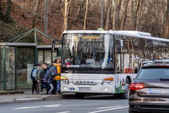 Wird Schülerbeförderung im Vogtland bald teurer? - Eltern müssen im Vogtland für die Fahrt ihrer Kinder zur Schule vielleicht künftig tiefer in die Tasche greifen. Das letzte Wort hat der Kreistag.