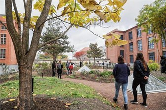 Wirkbau in Chemnitz bekommt einen Park direkt auf dem Dach - Unter Anwesenheit von Staatsminister Wolfram Günther und Oberbürgermeister Sven Schulze wurde am Freitag die Dachlandschaft auf einer Halle des Wirkbau-Areals eingeweiht.