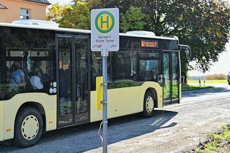 Wirre Schülerbeförderung in Mittelsachsen: Wenn der Weg zur Schule gefährlich wird - Schüler aus Mutzscheroda müssen derzeit an der Kreuzung Grüne Tanne aus dem Bus von Rochlitz aussteigen und über die viel befahrene Bundesstraße gehen, um anschließend noch auf einer Staatsstraße ohne Fußweg bis zu ihrem Wohnort zu gelangen. Das sorgt für Kritik von Eltern..
