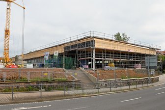 Wirrwarr um Aldi in Hainichen: Wann startet der neue Markt im Stadtzentrum? - Blick auf die Baustelle für den neuen Aldi-Markt an der Bahnhofstraße in Hainichen.