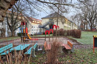 Wirrwarr um Chemnitzer Kita: Rettung noch nicht in Sack und Tüten - Viel Grün, viel Schatten im Sommer: Die Kita „Lupinio“ in Chemnitz-Reichenbrand wird von Eltern nicht zuletzt wegen ihres weitläufigen Außengeländes geschätzt.