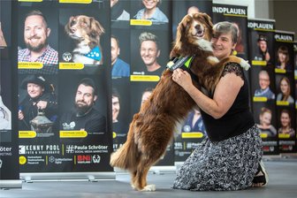 #WirsindPlauen: Warum ein Hund in Plauen zum Plakat-Gesicht wurde - Der Assistenzhund Sherlock von Hope Thierbach ziert die Plakat-Kampagne #WirsindPlauen stellvertretend für die Tiertafel Vogtland.