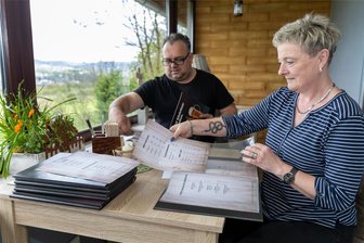 Wirt Momo ist wieder da: Ab Freitag gibts Fleischgerichte vom Balkan in der Rodewischer Schanzenbaude - Miodrag Djurdjevic und Ehefrau Andrea bestücken die Speisekarten. Da gibts Gerichte zwischen 12 und 25 Euro.