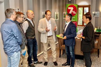 Wirte im Vogtland wollen weiter nur reduzierten Steuersatz zahlen - Sören Voigt im Gespräch mit vogtländischen Wirten und Vertretern ihres Berufsverbandes Dehoga.