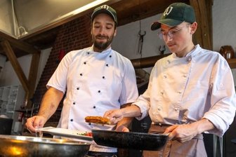 Wirte laden Azubis zum Essen ein - Kochlehrling Tim Leistner (rechts) arbeitet unter Anleitung von Maik Wollrab, Küchenchef und Ausbilder im Wernesgrüner Brauerei-Gutshof. 