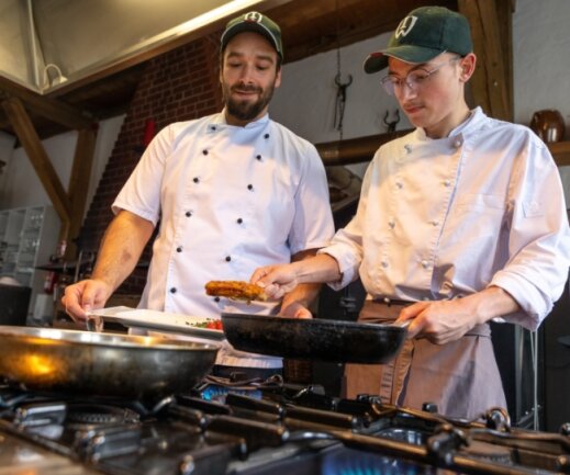Wirte laden Azubis zum Essen ein - Kochlehrling Tim Leistner (rechts) arbeitet unter Anleitung von Maik Wollrab, Küchenchef und Ausbilder im Wernesgrüner Brauerei-Gutshof. 