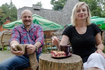 Wirtin sammelt kaputte Latschen für Schuster ein - Angelique Fleischer, Wirtin der Bergschmiede "Markus Röhling", und Schuhmachermeister Manfred Schulze bieten ab sofort einen besonderen Service. Das Motto lautet: "Kaputter Schuh? - Einen Kaffee dazu?"
