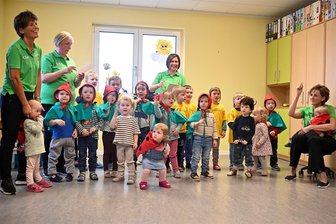 Wirtsbergwichtel feiern Einweihung ihrer neuen Kita in Landwüst - Mit ihren Erzieherinnen gestalteten die Wirtsbergwichtel ein Programm zur Übergabe von Kita und Bürgerraum.