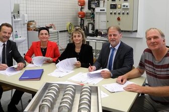 Wirtschaft finanziert neue Professur - Studiengangsleiter Jörg Scheibe, Direktorin Frauke Deckow und die Stifter Ramona Spörl-Fuhrmann, Lutz Hering und Bernd Löffler (v. l.) unterzeichnen im Kältelabor der Studienakademie den Fördermittelvertrag für die neue Stiftungsprofessur Kälte- und Klimatechnik.