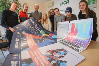 Wirtschaft für Demokratie: Unternehmer positionieren sich gegen Rechtsextremismus - Uwe Bauch (community4you), Markus Mayer (Kulturbündnis), Jens Schwendel (Ibes AG), Katrin Kastell (Chemnitz Inside Verlag), Daniel Dost („Buntmacher*innen“), Tim Jungmittag (community4you), Frank Edel und Susanne Heimann (Stadtteilpiloten/v.l.n.r.) für die Wirtschaftsinitiative für Demokratie und Vielfalt.