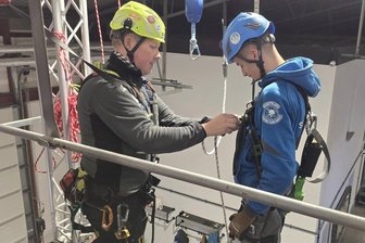 Wirtschaft in der Krise: Finden Azubis in Mittelsachsen keinen Platz mehr? - Höhenrettungsschulung bei F.I.T. Gerüstbau in Flöha, links Ausbilder Matthias Lipfert von Strass Höhenservice und rechts Lucas Köpke, Auszubildender im ersten Lehrjahr.