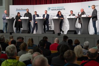 Wirtschaft, Windkraft, Migration: Heißer Schlagabtausch bei „Freie Presse“-Wahldebatte im Erzgebirge - Volle Bühne in Marienberg: „Freie Presse“-Redakteur Thomas Wittig (v. l.), Jennifer Wolf (Linke), Philipp Riese (Grüne), Alexander Krauß (CDU), Thomas Dietz (AfD), Ulrike Harzer (FDP), Silvio Heider (SPD), André Müller (BSW) sowie „Freie Presse“-Regionalleiter Jürgen Freitag.