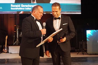 Wirtschaftsball: IHK-Förderpreis geht nach Wilkau-Haßlau - Zwickaus IHK-Präsident Jens Hertig überreichte Ronald Gerschewski den IHK-Förderpreis 2019.