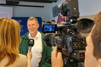 Wirtschaftsdelegation aus dem Vogtland fasziniert von Litauens Weg und Wandel - M&S-Chef Bernd Märtner im Gespräch mit litauischen Medienvertretern.