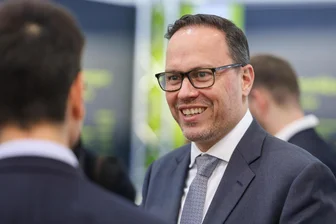 Wirtschaftsminister besucht Unternehmen im Vogtland: Gespräch in Plauen mit Firma Binz über Bundeswehr - Sachsens Wirtschaftsminister Dirk Panter (SPD).