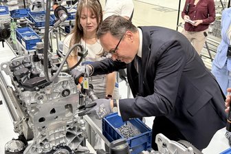 Wirtschaftsminister Dirk Panter bei VW in Chemnitz: „Das Motorenwerk ist top, und es soll top bleiben“ - Wirtschaftsminister Panter und Montagewerkerin Jessica Topp im Chemnitzer VW-Werk.