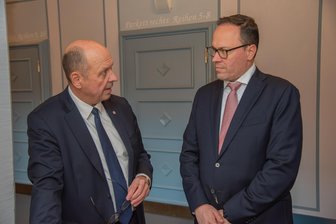 Wirtschaftsminister Dirk Panter zu Kurzbesuch in Bad Elster: Diese Themen nimmt er mit - Chursachsen-Chef Florian Merz und Wirtschaftsminister Dirk Panter trafen sich im König-Albert-Theater.