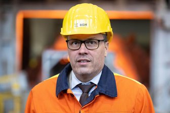 Wirtschaftsminister Panter in Freital zur Stahlkrise: „Wir werden unsere Drähte ins Kanzleramt nutzen“ - Sachsens Wirtschaftsminister Dirk Panter (SPD) hat in einer Werkhalle der BGH Edelstahl Freital einen Industriestrompreis und Importbeschränkungen für ausländischen Stahl gefordert.