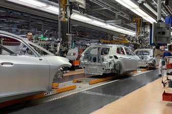 Wirtschaftsminister Panter zur Zukunft des Zwickauer VW-Werkes: „Bin dafür gern bereit, von Pontius zu Pilatus zu laufen“ - Die Anzahl der Montagelinien im Zwickauer VW-Werk soll 2027 von zwei auf eins gestrichen werden.