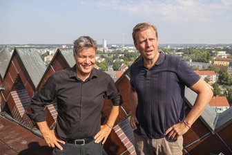 Wirtschaftsminister Robert Habeck im Chemnitzer Wirkbau: „Alles bisher war nur Warmlaufen“ - Vizekanzler Robert Habeck über den Dächern von Chemnitz. Auf dem Uhrturm lässt er sich von Tobias Fischer (MIB Wirkbau) die Stadt im Schnelldurchlauf zeigen.
