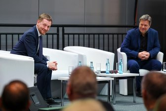 Wirtschaftsminister Robert Habeck in Leipzig: Regierung senkt Konjunkturprognose - Michael Kretschmer (l, CDU), Ministerpräsident von Sachsen, und Robert Habeck (Bündnis 90/Die Grünen), Bundesminister für Wirtschaft und Klimaschutz.