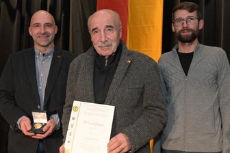 Wirtschaftspreis geht an Kunstguss Döhler - Claus Döhler (Mitte) mit seinen Söhnen Sascha (l.) und Christian. Sie freuen sich über die Auszeichnung der Stadt Eibenstock.