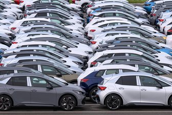 Wirtschaftsräte befassen sich mit Umstrukturierung des VW-Werkes in Zwickau - Bereit zur Auslieferung: Neuwagen stehen auf einem Parkplatz am VW-Werk in Zwickau.