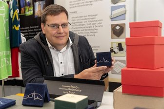 Wirtschaftstreffen in Krisenzeiten: Ein Stimmungsbild aus erzgebirgischen Unternehmen - Ulf Sacher, Geschäftsführer der Sacher & Co. GmbH aus Annaberg-Buchholz, bei der Kooperationsbörse Zulieferindustrie in der Silberlandhalle. Trotz Problemen wie hohen Materialkosten etwa beim Papier sagt er: „Uns geht es gut. Wir haben genügend Aufträge.“