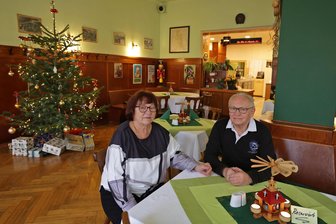 Wirtsehepaar schließt legendäres Gasthaus in Glauchau - Karin und Matthias Schramm schließen mit einem lachenden und einem weinenden Auge das Gasthaus „Grüner Baum“ in Glauchau. Foto: Andreas Kretschel