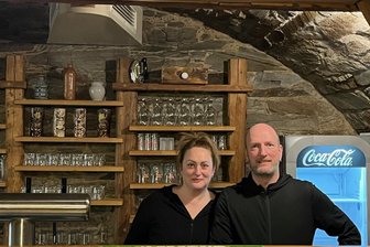 Wirtsleute haben Nachtschichten gemacht: Gaststätte Sperk 2.0 in Oelsnitz öffnet am Mittwoch - Am 1. Mai eröffnen Veronika und Alexander Ruthe den Sperk 2.0 in der Oelsnitzer Innenstadt. Zum Lokal gehört auch eine Kellerbar mit 35 Plätzen.