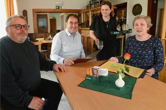 Wirtsleute in Grünbach tischen künftig Knödel und Palatschinken auf - Sitzen in der Gaststätte Zur Turnhalle zusammen: Die Betreiber Petr Nesowadba (Koch/links) und Martina Jovrikowà (2. von rechts) sowie Bürgermeister Ralf Kretzschmann (2. von links) und Grit Kretzschmann. 