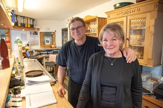 Wirtsleute vom Landhotel Jungbrunnen aus Bad Brambach: Ein Bäcker aus Franken vermacht ihnen einen Schatz - Hans-Jochen und Manuela Nobis betreiben seit zehn Jahren das Landhotel Jungbrunnen in Bad Brambach.